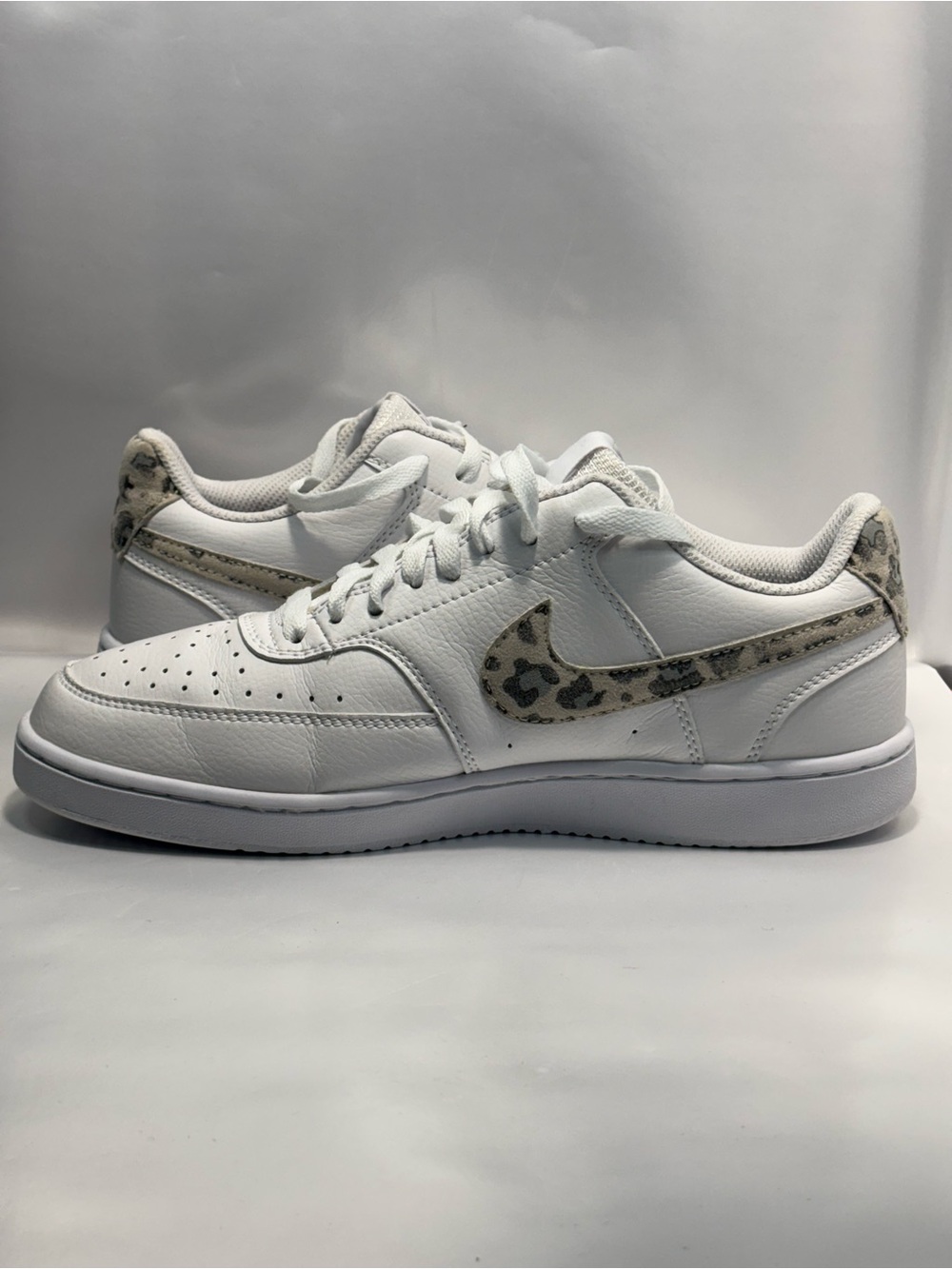Nike Women’s Size 7 Court Vision Low White Sneakers Leopard Swoosh FJ5437-133 - Picture 9 of 11